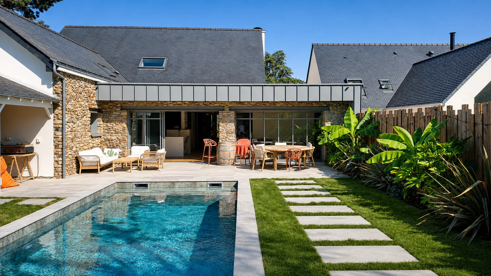 Métamorphose, maison rénovée et agrandie près de Nantes, sa piscine et son jardin