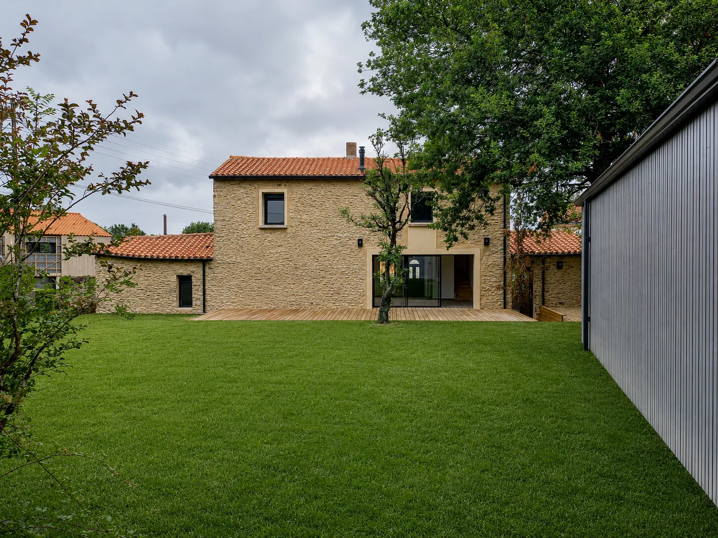 Vue d'ensemble depuis le jardin, volume principal et dépendance