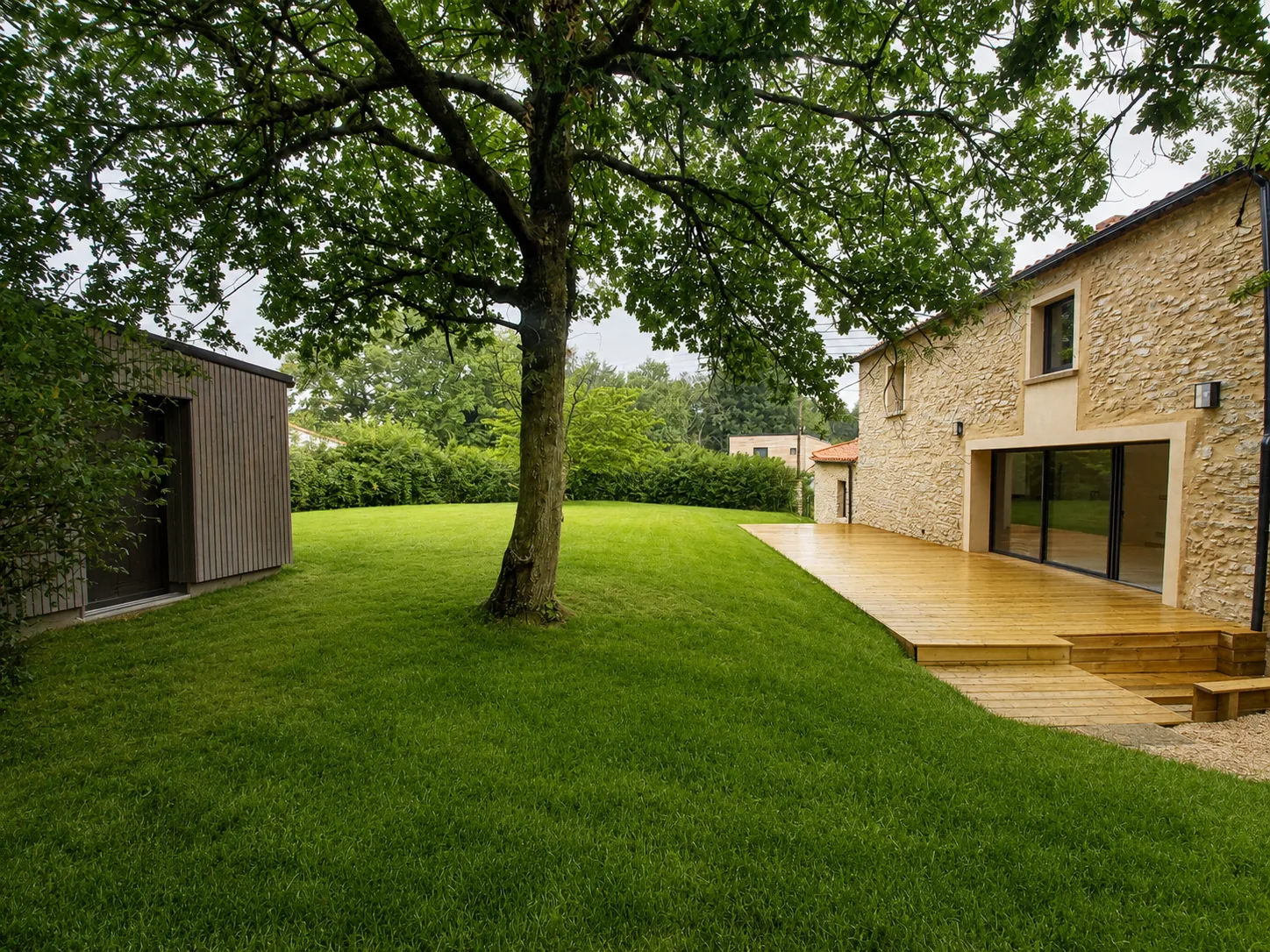 Jardin, terrasse bois et garage en ossature bois